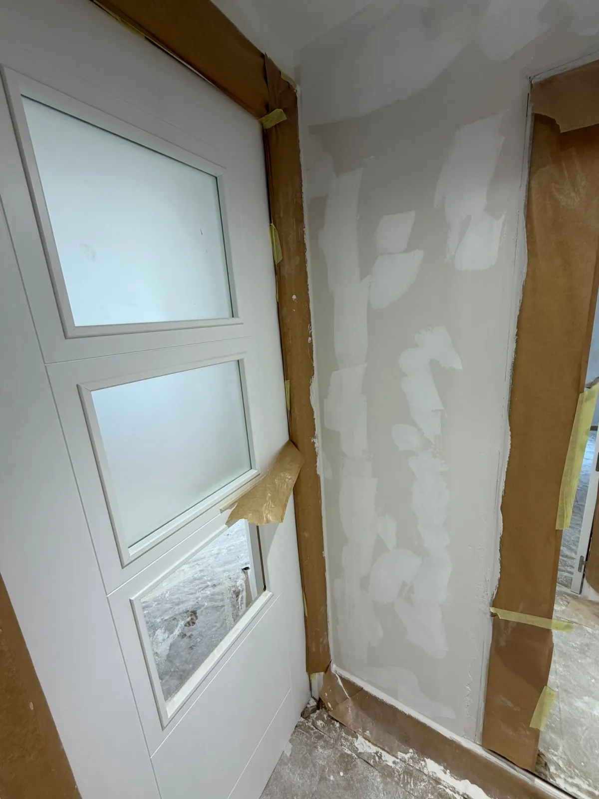 Puerta y pared preparadas y masilladas antes de pintar