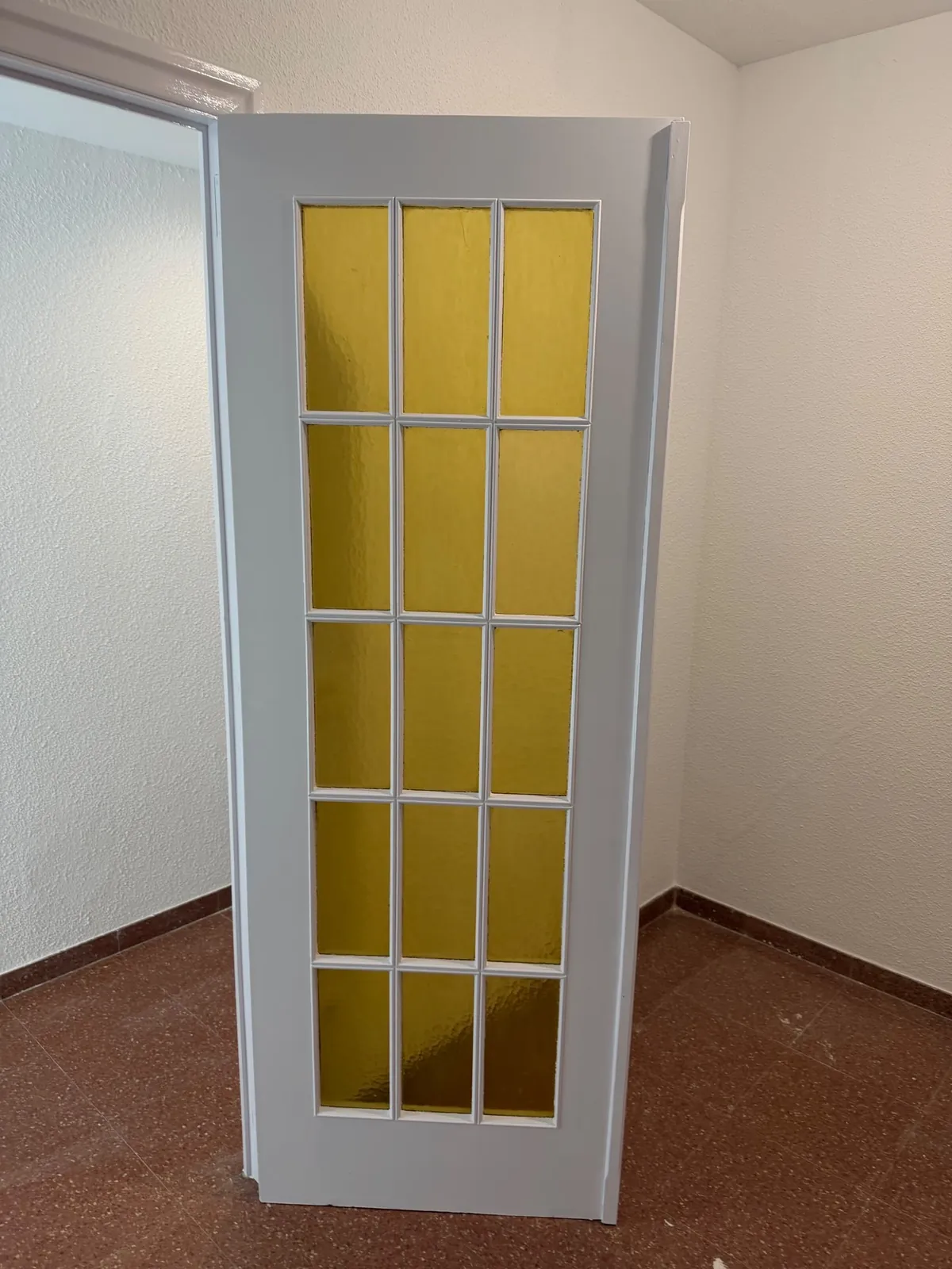Puerta con cristales esmaltados en color dorado, acabado lacado de precisión