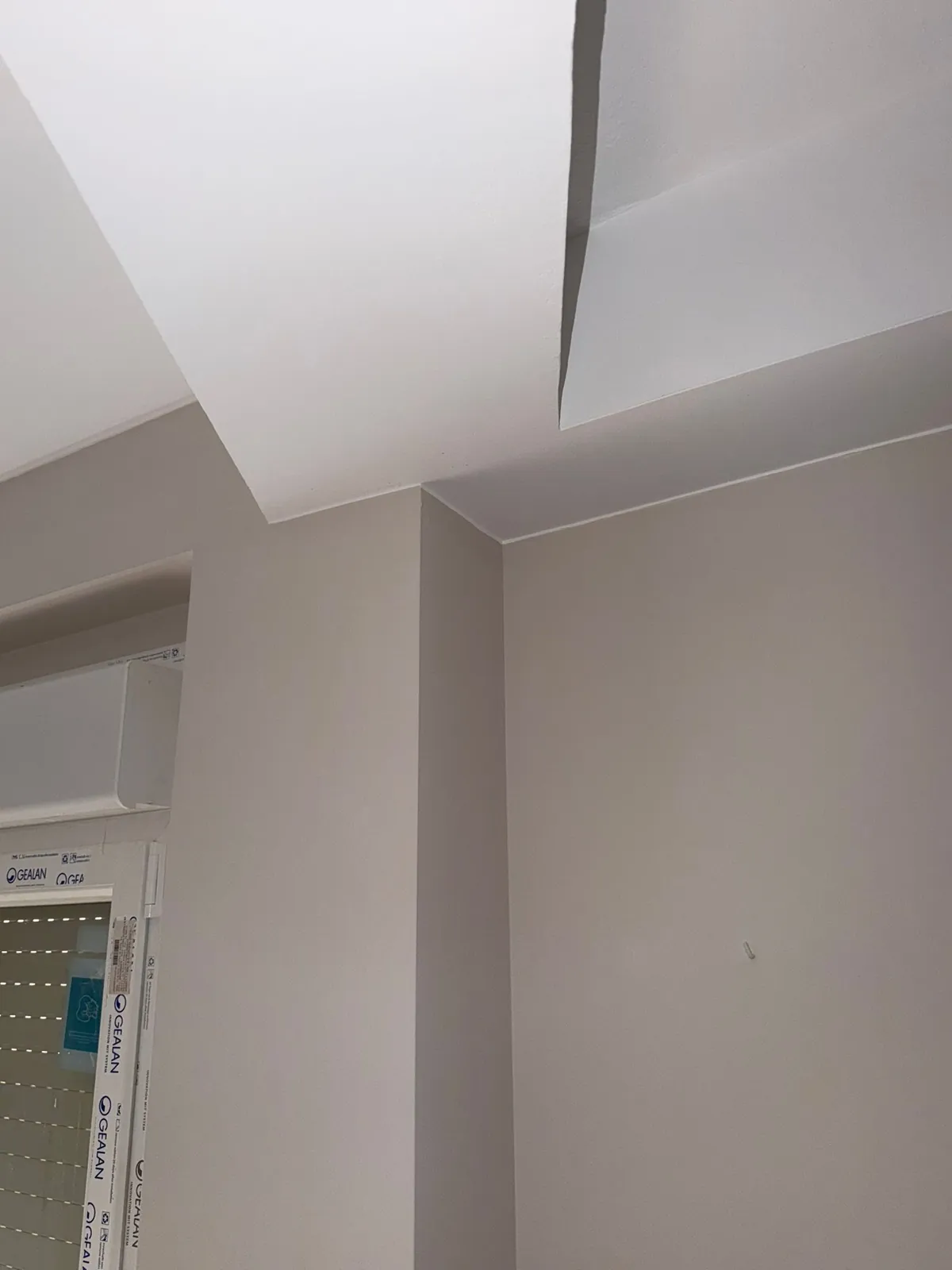 Detalle de esquina y moldura terminada en blanco