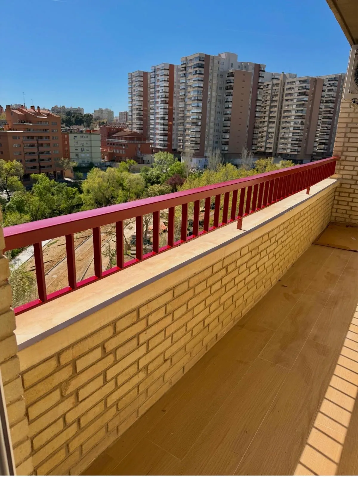 Barandilla de balcón esmaltada en magenta, acabado brillante de larga duración