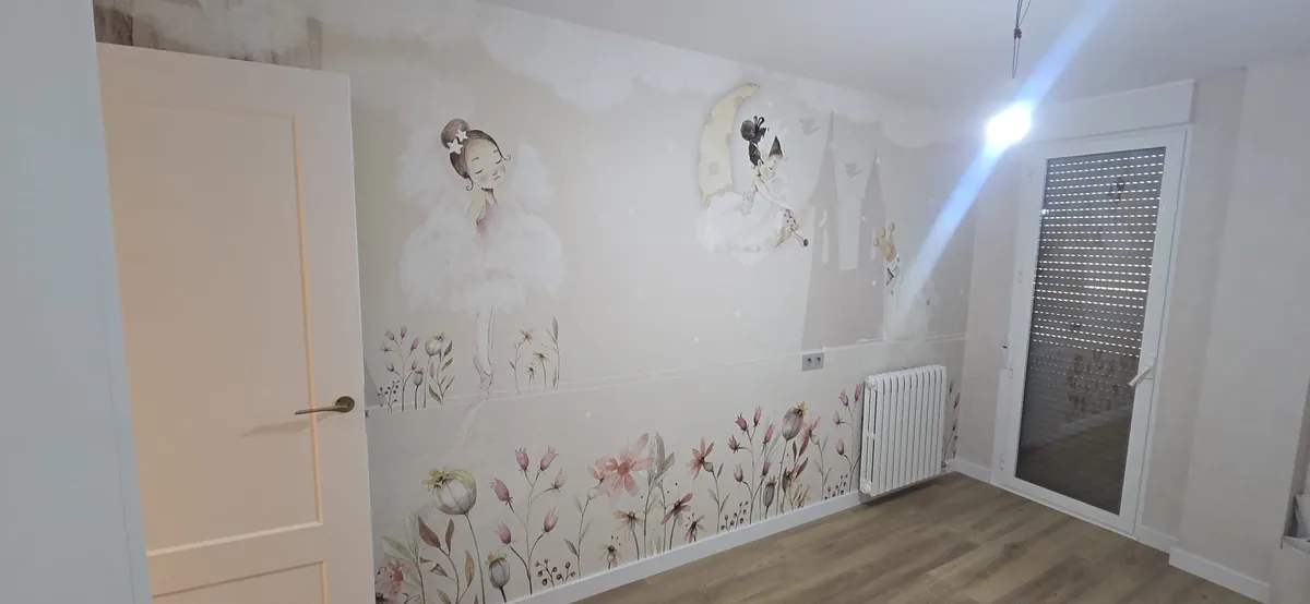 Habitación infantil con mural de papel pintado de hadas y flores