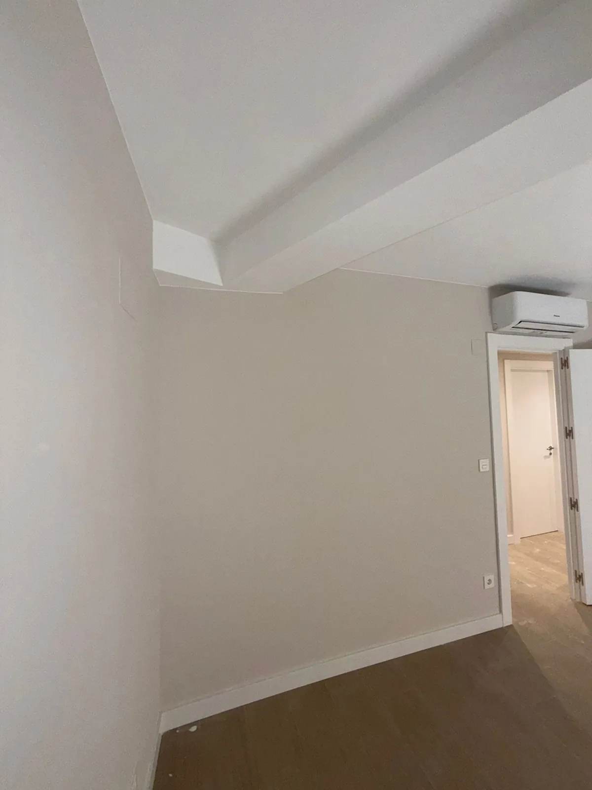Puerta lacada en blanco con manilla dorada, acabado terminado