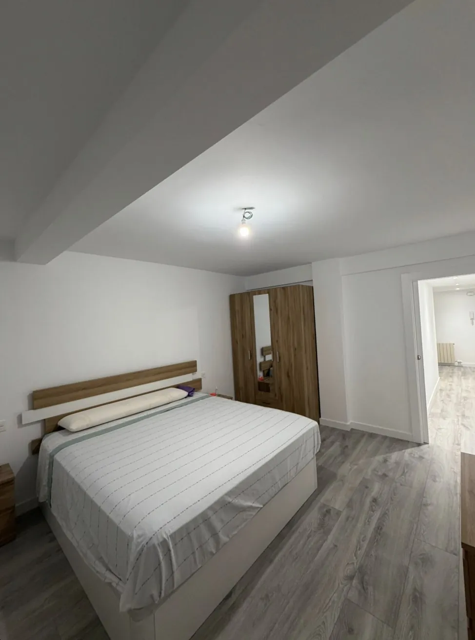 Pintura de interiores profesional Zaragoza - Dormitorio recién pintado con acabado mate de calidad