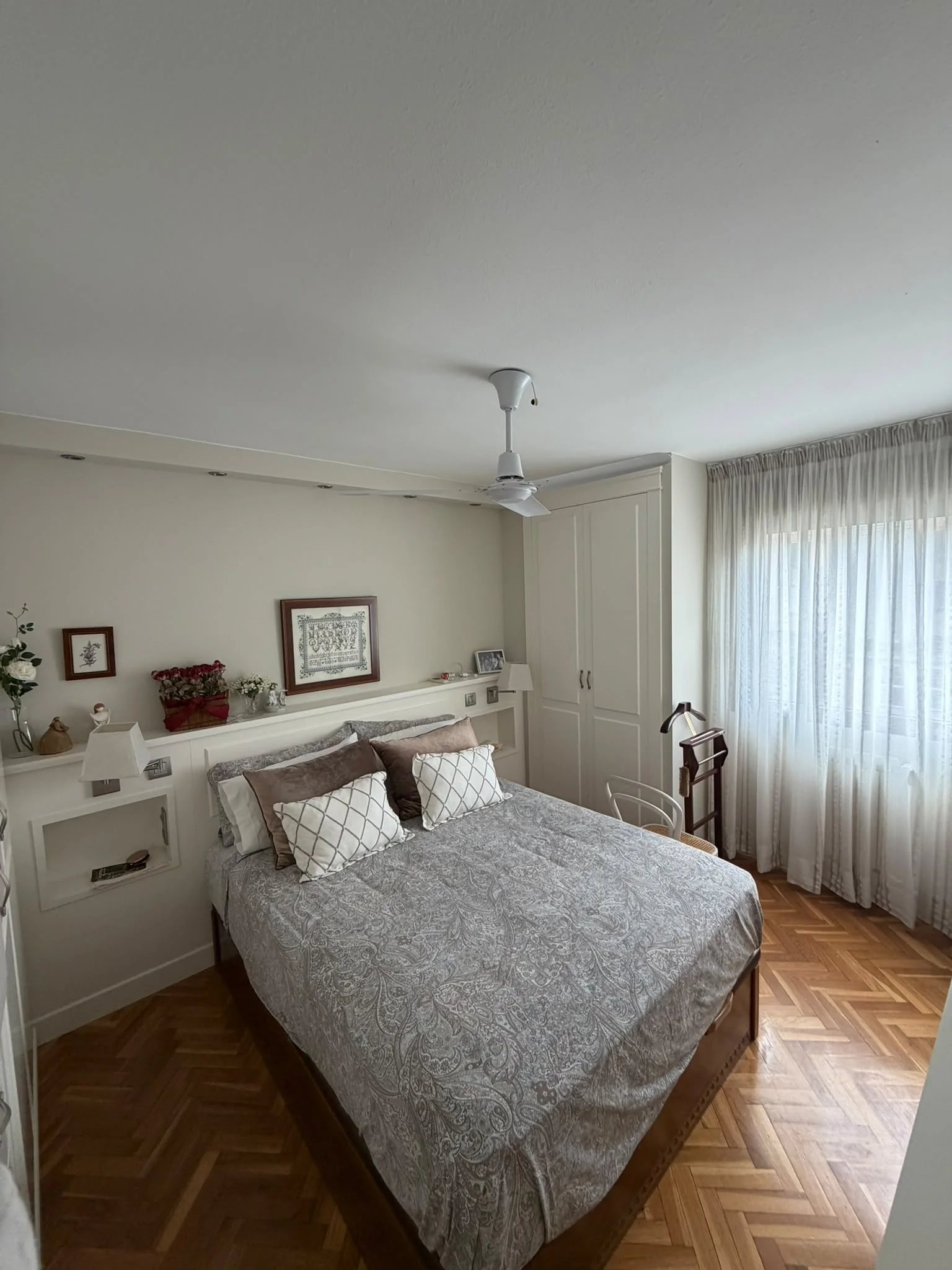 Dormitorio terminado con armario blanco esmaltado