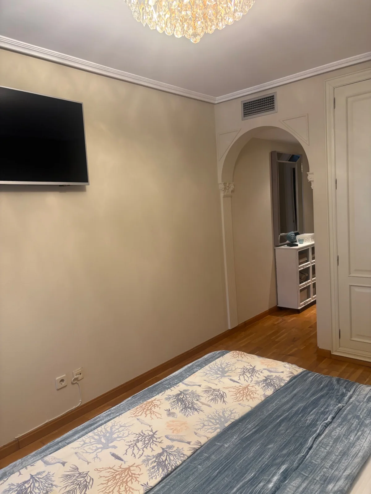 Salón con las paredes lisas recién pintadas