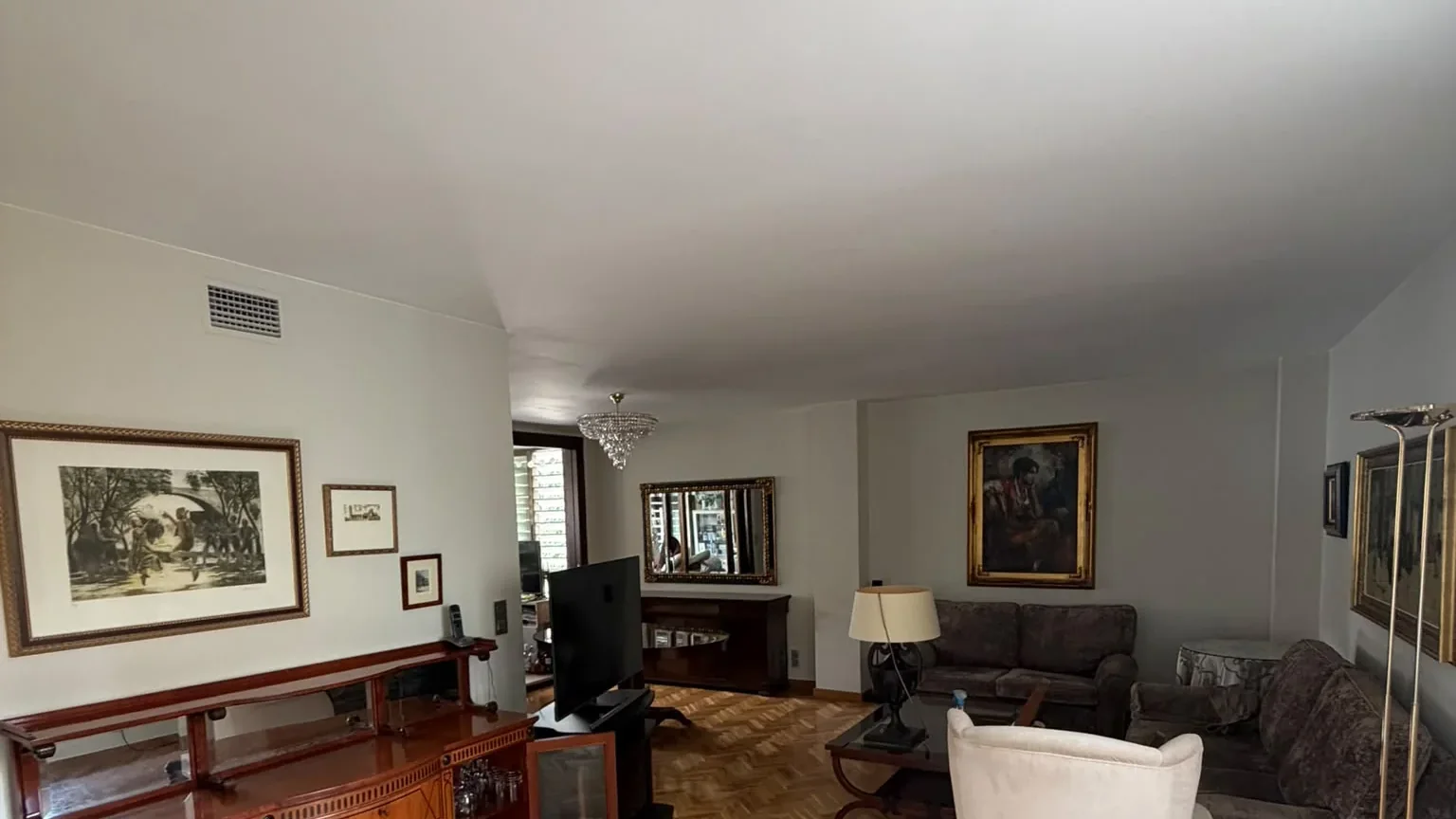 Salón amplio pintado con parquet de espiga