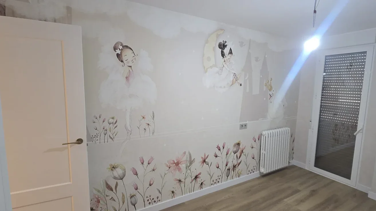Mural infantil de flores colocado en una habitación