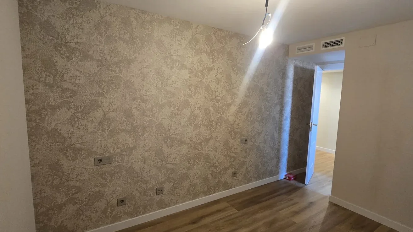 Papel pintado texturizado en una vivienda vacía