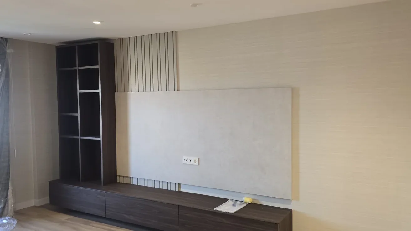 Salón protegido con plásticos antes de empezar a pintar