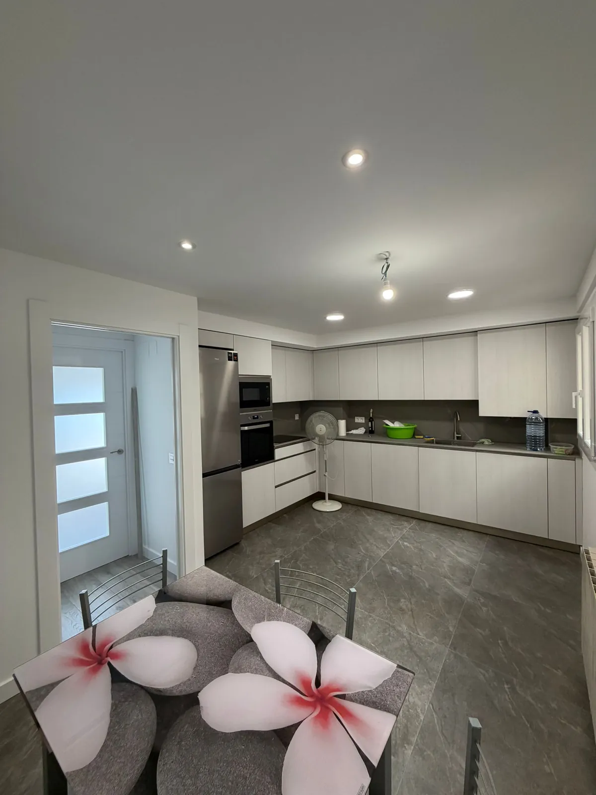 Cocina blanca con techo y paredes recién pintados