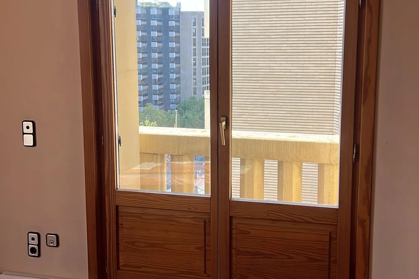 Carpintería de madera barnizada por Pinturas Ángeles en Zaragoza