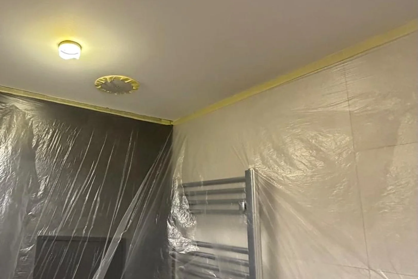 Vivienda de Zaragoza con suelos, muebles y carpinterías cubiertos y precintados por Pinturas Ángeles antes de pintar