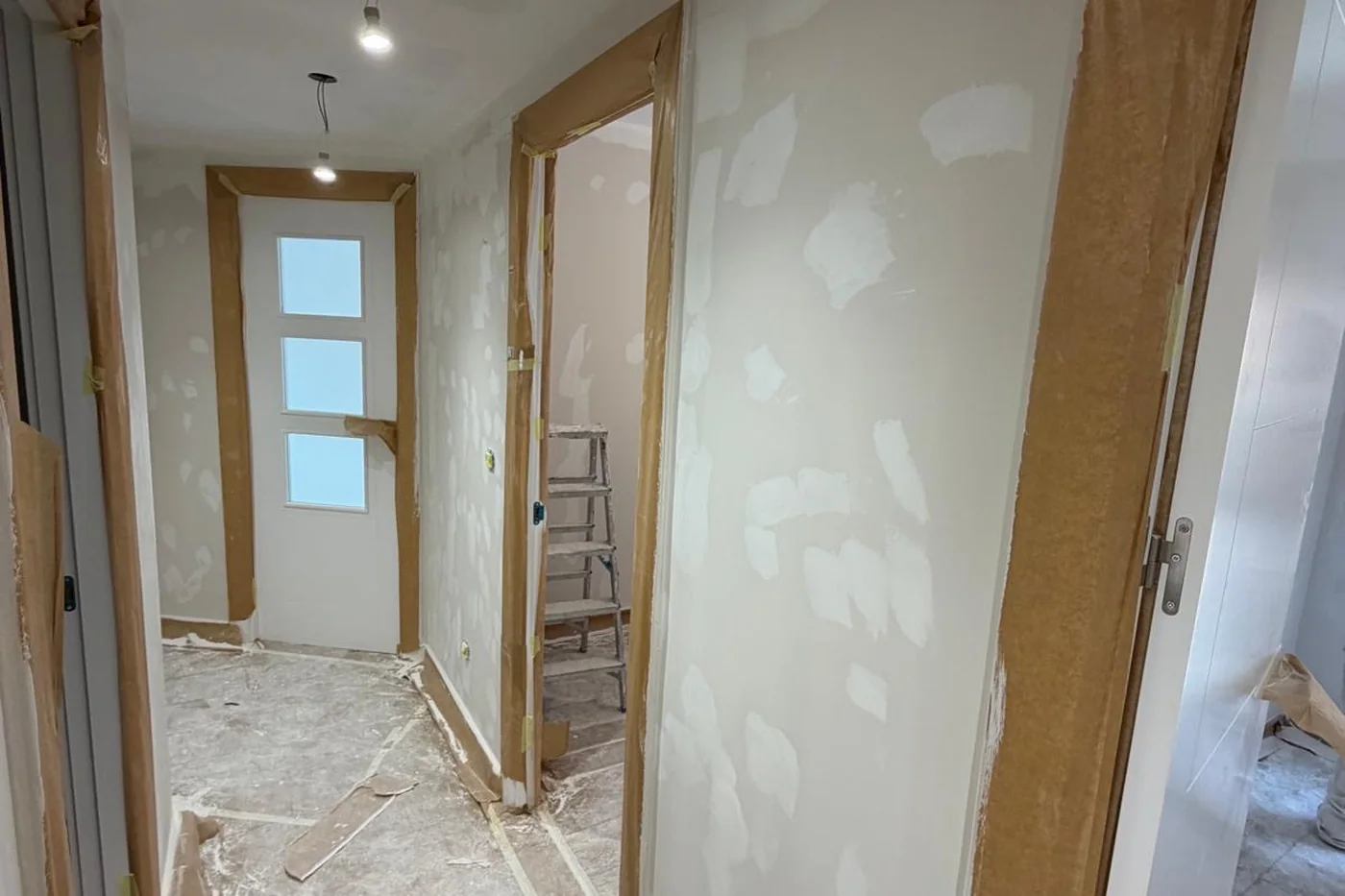 Vivienda de Zaragoza con suelos, muebles y carpinterías cubiertos y precintados por Pinturas Ángeles antes de pintar