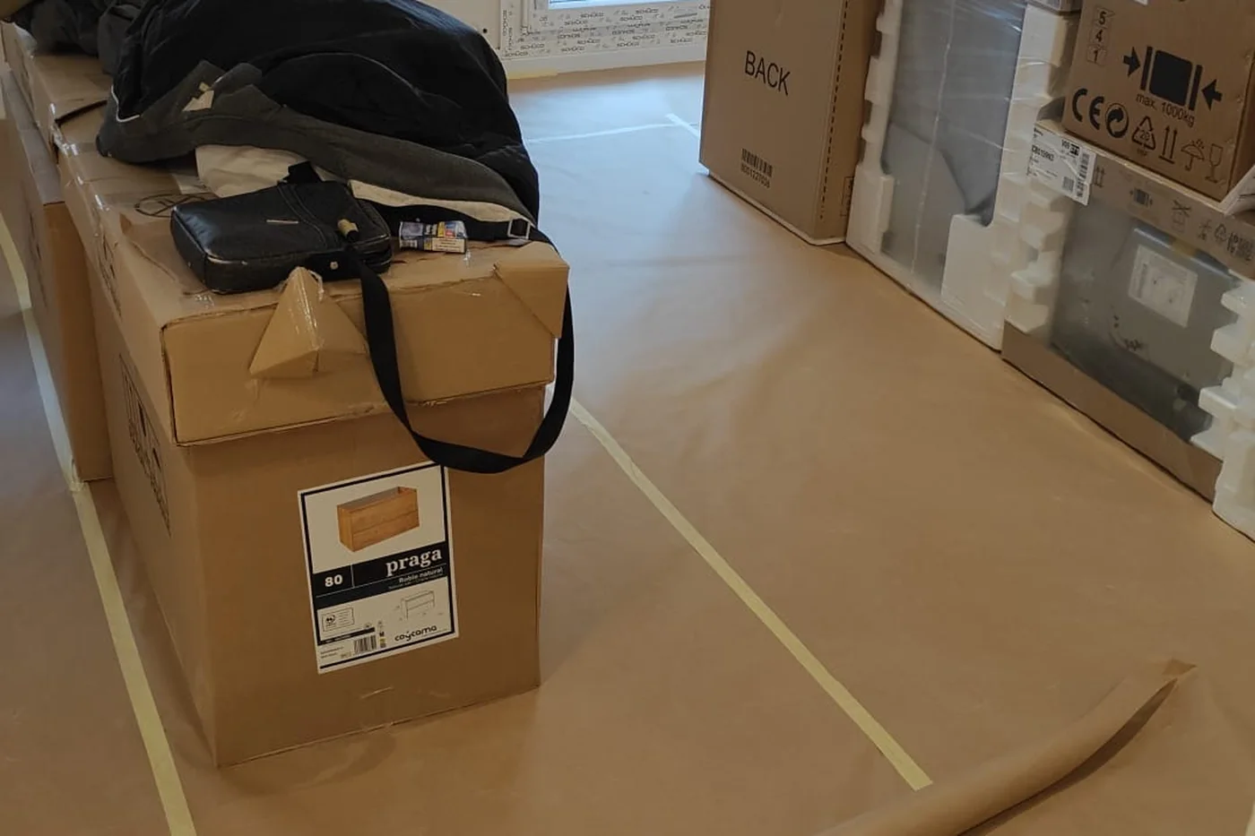 Vivienda de Zaragoza con suelos, muebles y carpinterías cubiertos y precintados por Pinturas Ángeles antes de pintar
