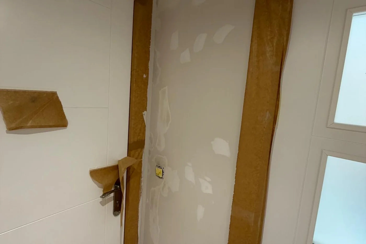 Vivienda de Zaragoza con suelos, muebles y carpinterías cubiertos y precintados por Pinturas Ángeles antes de pintar