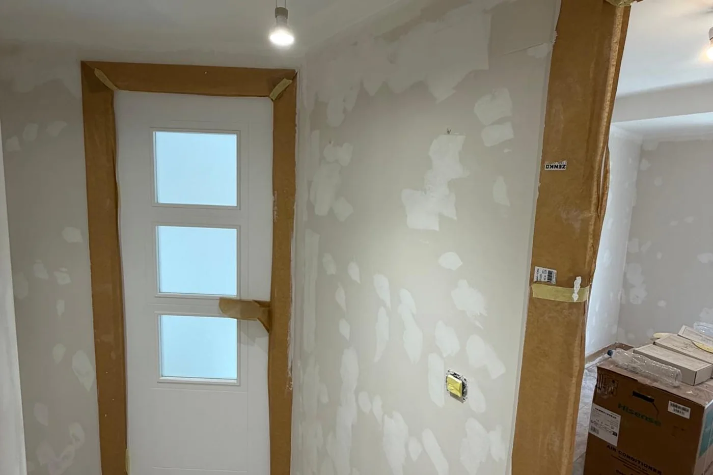 Vivienda de Zaragoza con suelos, muebles y carpinterías cubiertos y precintados por Pinturas Ángeles antes de pintar