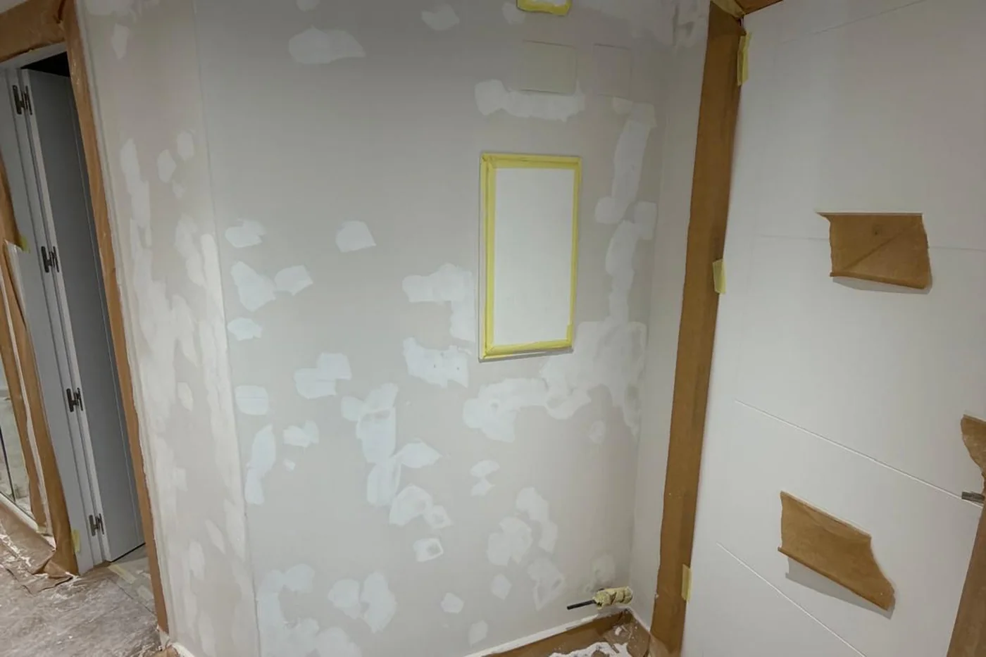 Vivienda de Zaragoza con suelos, muebles y carpinterías cubiertos y precintados por Pinturas Ángeles antes de pintar