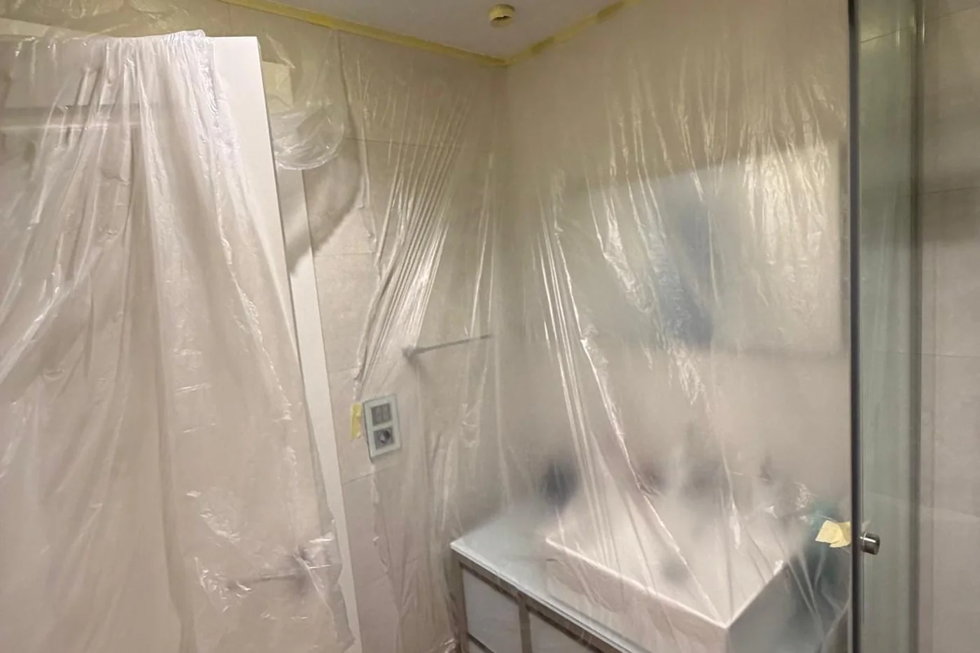 Vivienda de Zaragoza con suelos, muebles y carpinterías cubiertos y precintados por Pinturas Ángeles antes de pintar