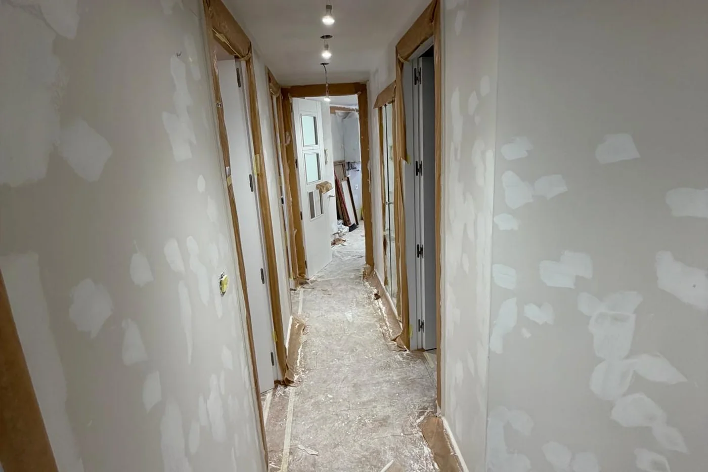 Vivienda de Zaragoza con suelos, muebles y carpinterías cubiertos y precintados por Pinturas Ángeles antes de pintar