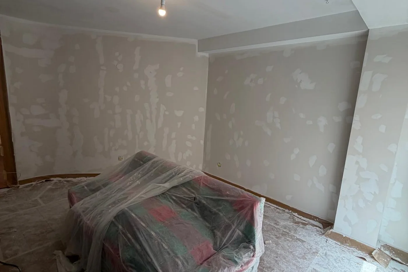 Vivienda de Zaragoza con suelos, muebles y carpinterías cubiertos y precintados por Pinturas Ángeles antes de pintar