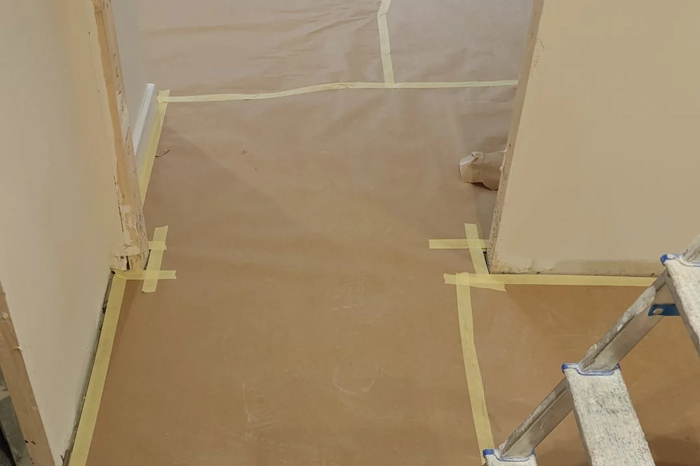 Vivienda de Zaragoza con suelos, muebles y carpinterías cubiertos y precintados por Pinturas Ángeles antes de pintar