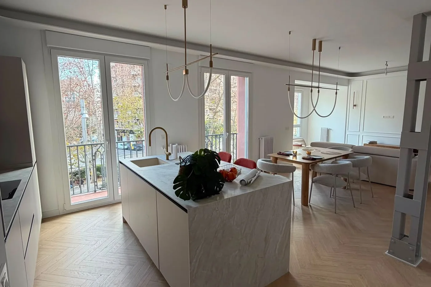 Cocina y comedor de una vivienda de Zaragoza con paredes y techo recién pintados