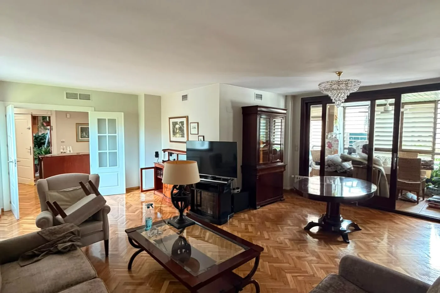 Salón de vivienda clásica de Zaragoza con paredes pintadas y molduras